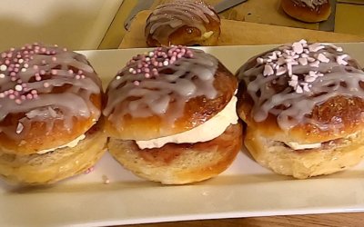 Glazed Buns with Jam and Soured Cream